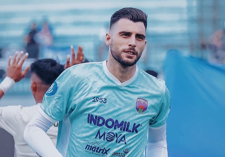 Kiper Persita Igor Rodrigues melakukan beberapa penyelamatan gemilang di babak 1.