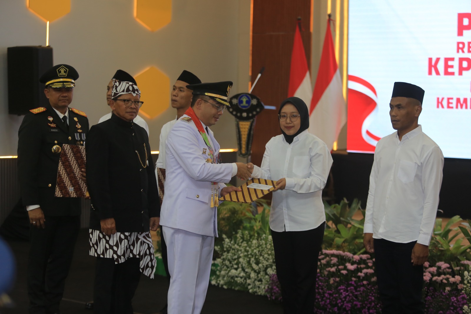 BEBAS: Pj Wali Kota Eddy Supriyanto menyerahkan SK remisi kepada warga binaan Lapas Kelas I Madiun. (BAGAS BIMANTARA/RADAR MADIUN)