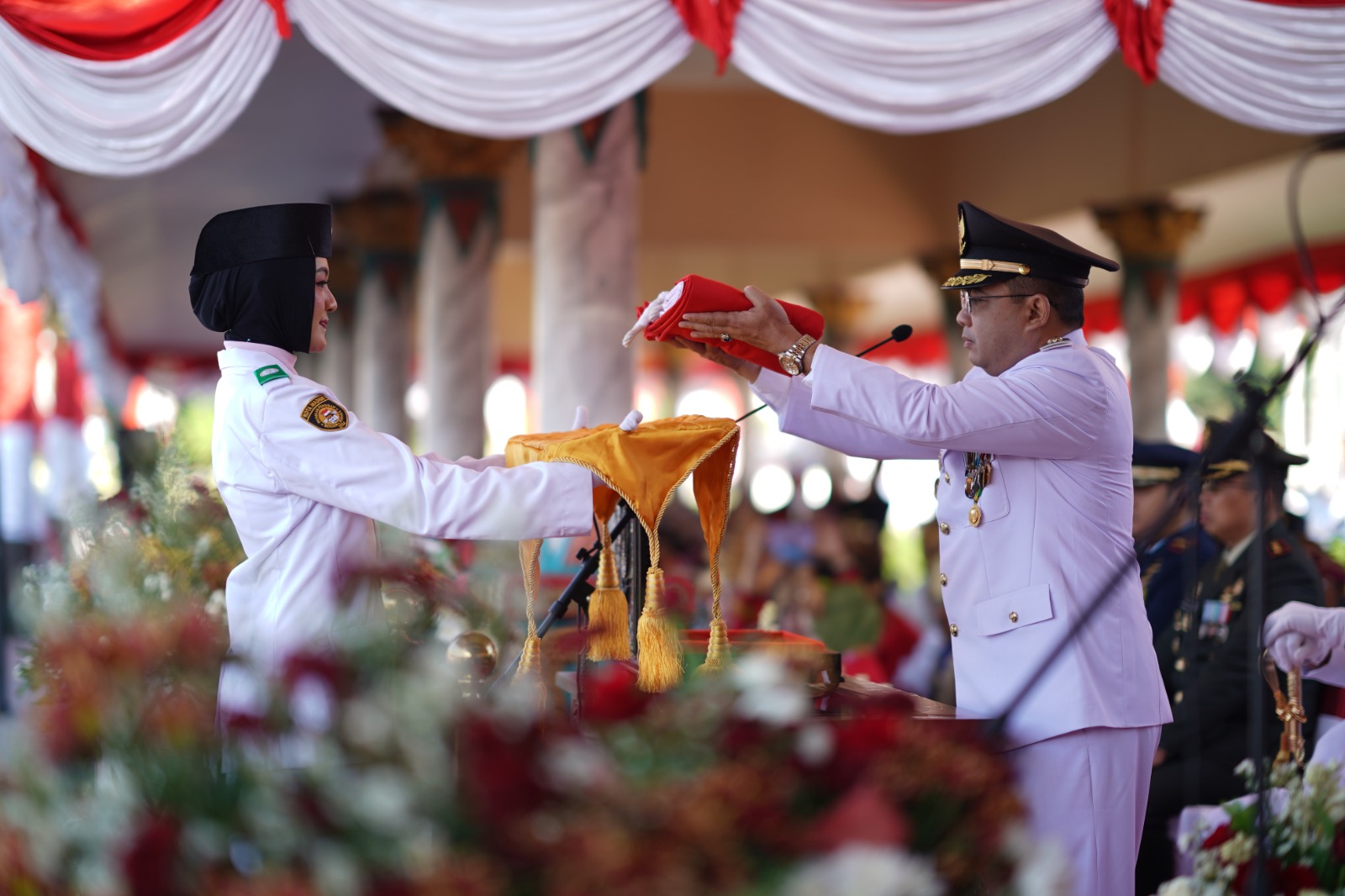 KHIDMAT: Pj Wali Kota Madiun Eddy Supriyanto memimpin upacara peringatan hari kemerdekaan RI ke-79 di alun-alun kemarin (17/8). (DISKOMINFO UNTUK RADAR MADIUN)