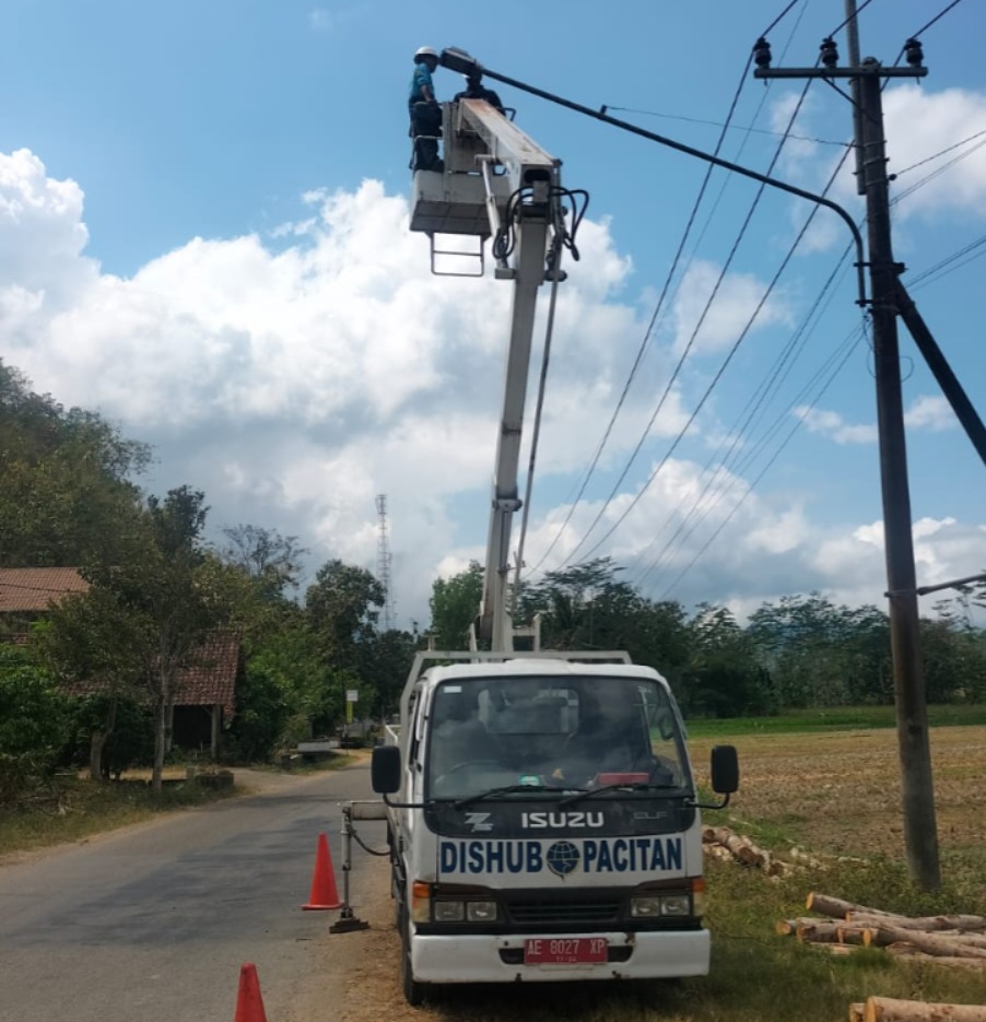 ILUSTRASI: Petugas Dishub Pacitan memperbaiki lampu PJU yang menjadi kewenangannya. (ISTIMEWA)