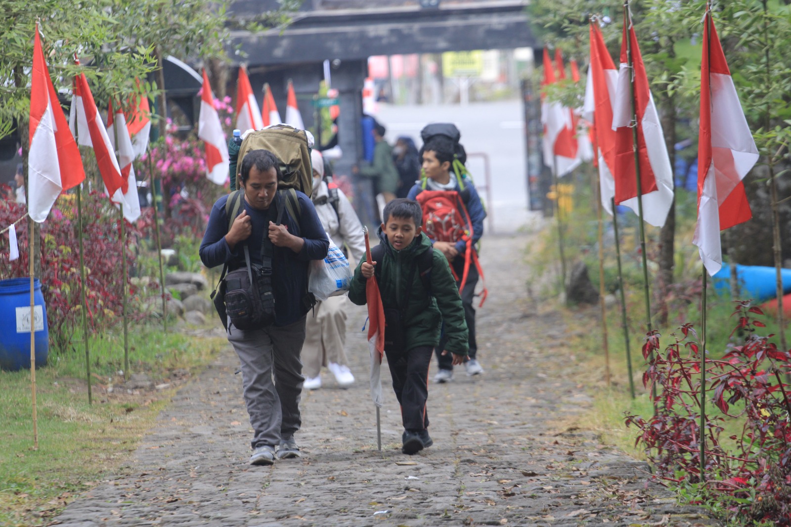 MENUJU PUNCAK: Ribuan orang mendaki Gunung Lawu melalui jalur Cemoro Sewu untuk merayakan HUT RI ke-79 kemarin (17/8) dan melaksanakan upacara bendera. (AJI PUTRA/JAWA POS RADAR MAGETAN)