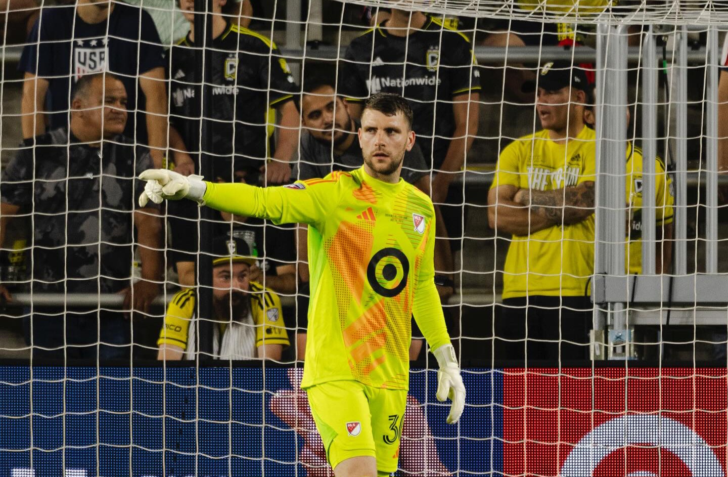Maarten Paes kebobolan 5 gol.