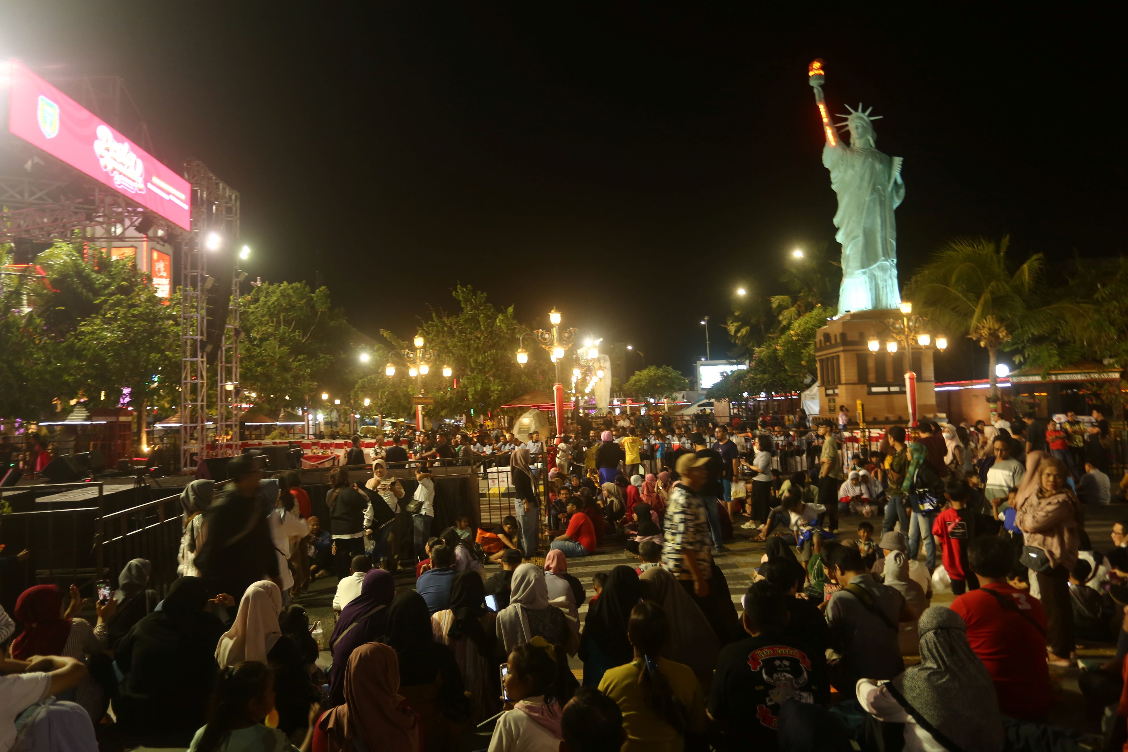 PESTA RAKYAT: Kemeriahan Pesta Kemerdekaan di Pahlawan Street Center (PSC) tadi malam (18/8).&nbsp;(BAGAS BIMANTARA/RADAR MADIUN)