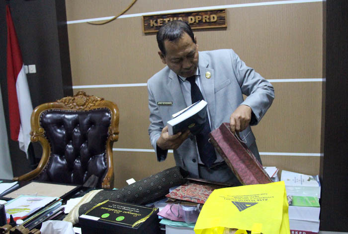 RUANG KERJA : Ketua DPRD Ngawi Heru Kusnindar yang mulai mengemasi sejumlah barang pribadi dari ruang beberapa waktu lalu.