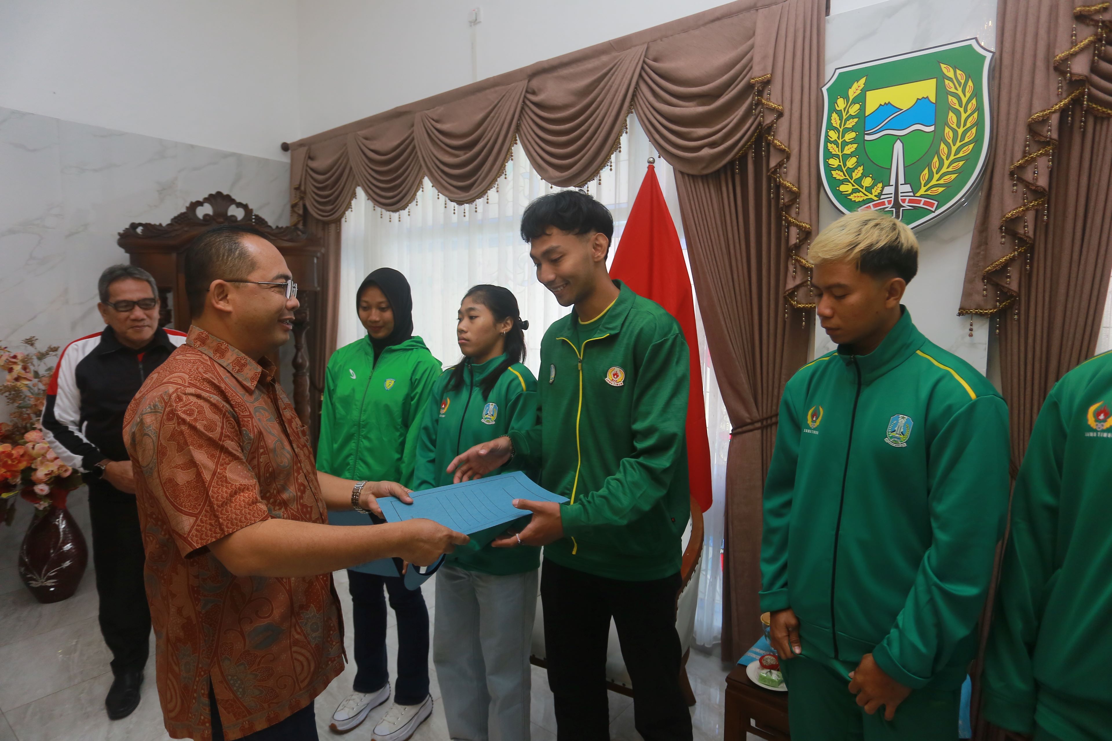 KEBANGGAN: KONI mengantarkan tujuh atlet Kota Madiun berangkat ke PON XXI Aceh untuk berpamitan kepada Pj Wali Kota Eddy Supriyanto di rumah dinasnya, Minggu (18/8). (BAGAS BIMANTARA/RADAR MADIUN)