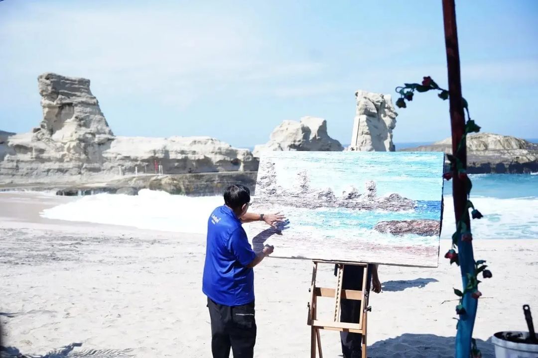 SALURKAN HOBI: Presiden Ke-6 RI Susilo Bambang Yudhoyono melukis di Pantai Klayar, Pacitan, kemarin (18/8).&nbsp;(DOKUMEN BUPATI PACITAN INDRATA NUR BAYUAJI)