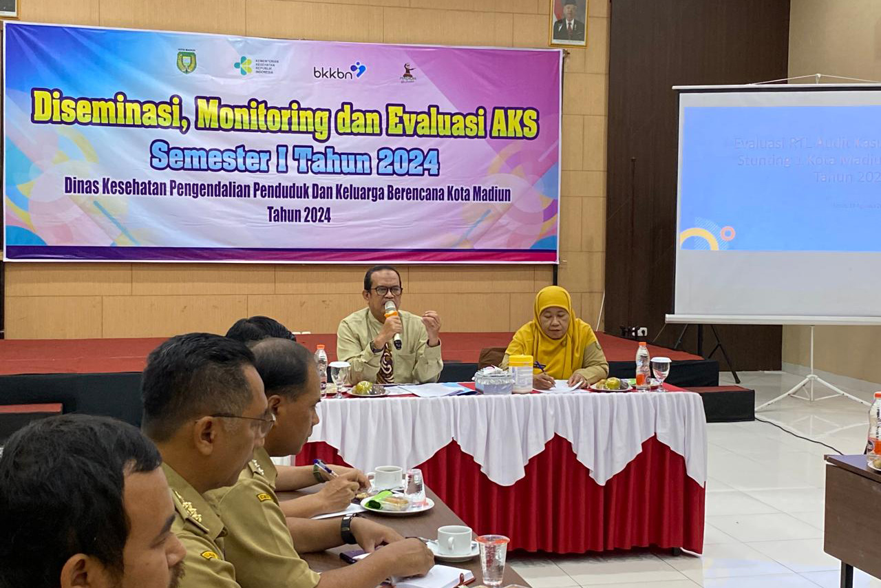 MONEV: Sekda Kota Madiun Soeko Dwi Handiarto saat memimpin audit kasus stunting di rumah makan Ayam Goreng Pemuda kemarin (19/8). (ANGGIYAN BAYU/JAWA POS RADAR MADIUN)