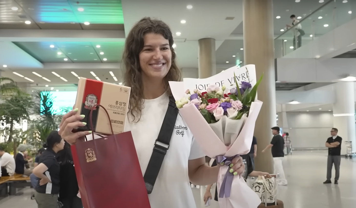 WELCOME: Vanja Bukilic disambut perwakilan Red Sparks dan para fans di Korea, dua hari lalu. Ia mengaku kenal baik dengan Megawati Hangestri. (YOUTUBE RED SPARKS)