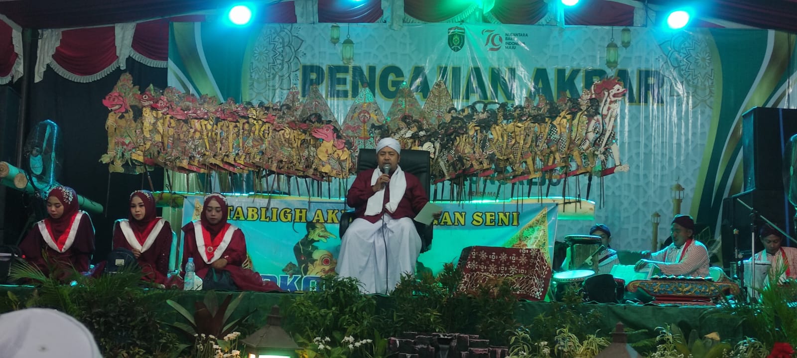 PENGAJIAN AKBAR: Pemerintah Desa Wonorejo menggelar pengajian umum dengan pemateri KH Abdurrohim (Ki Joko Goro-Goro), yang diikuti ribuan warga.&nbsp;(SATRIO JATI WASKITO/RADAR MADIUN)