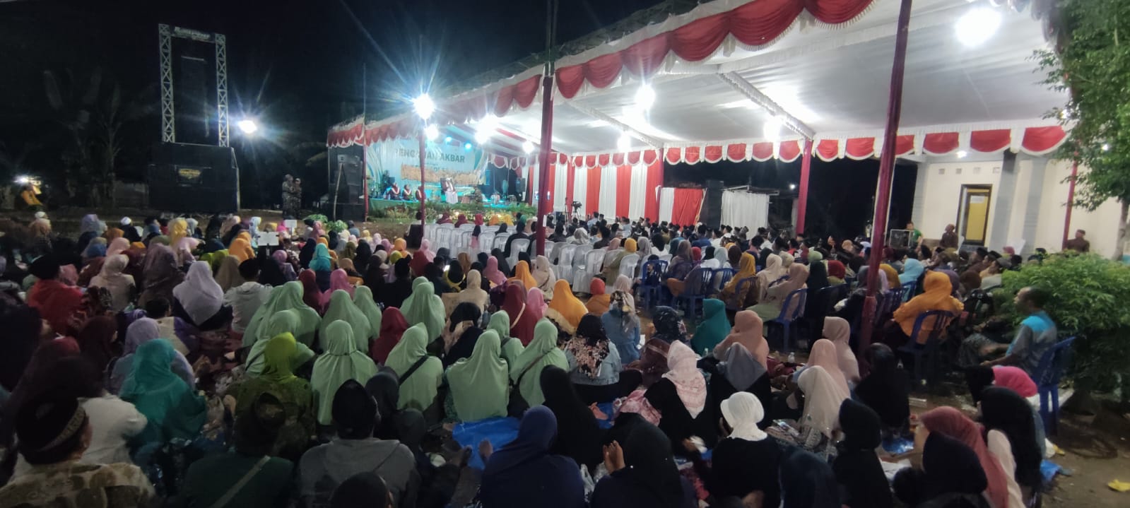 ANTUSIAS: Warga dan tamu undangan antusias mengikuti pengajian Ki Joko Goro-Goro hingga usai. (SATRIO JATI WASKITO/RADAR MADIUN)