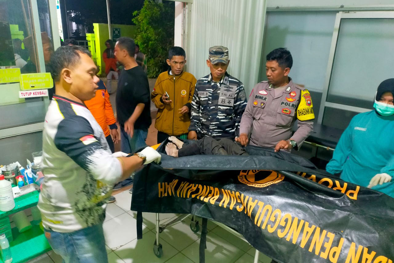 NAHAS: Petugas mengvakuasi jenazah remaja yang tenggelam di anak Sungai Grindulu untuk divisum luar. (ISTIMEWA)