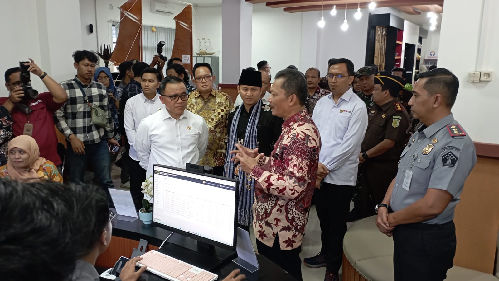 INOVATIF: Layanan keimigrasian Kanim Ponorogo di Mal Pelayanan Publik (MPP) Trenggalek diresmikan oleh MenPAN RB Abdullah Azwar Anas, Selasa (20/8). (KANIM PONOROGO)