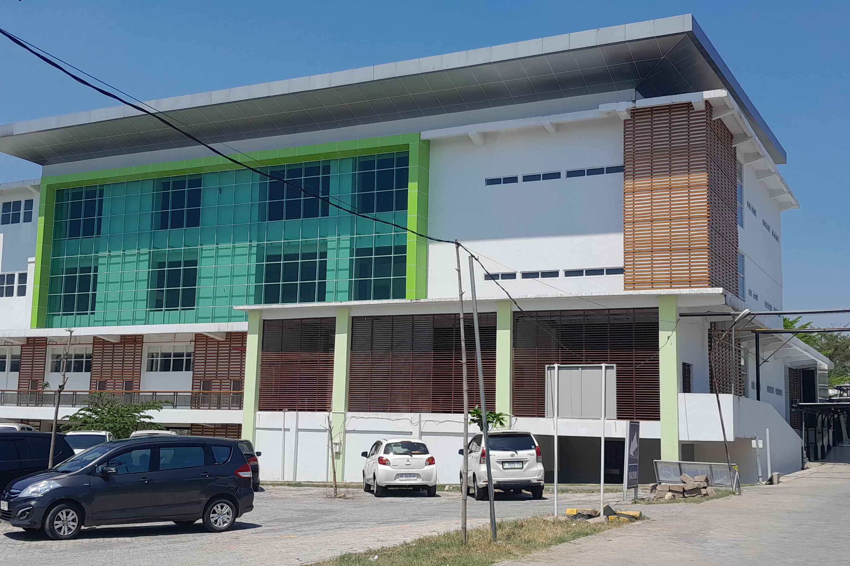 GEDUNG RUMAH SAKIT: RSUD dr. Soeroto Ngawi bangun tanggul untuk tangani banjir.