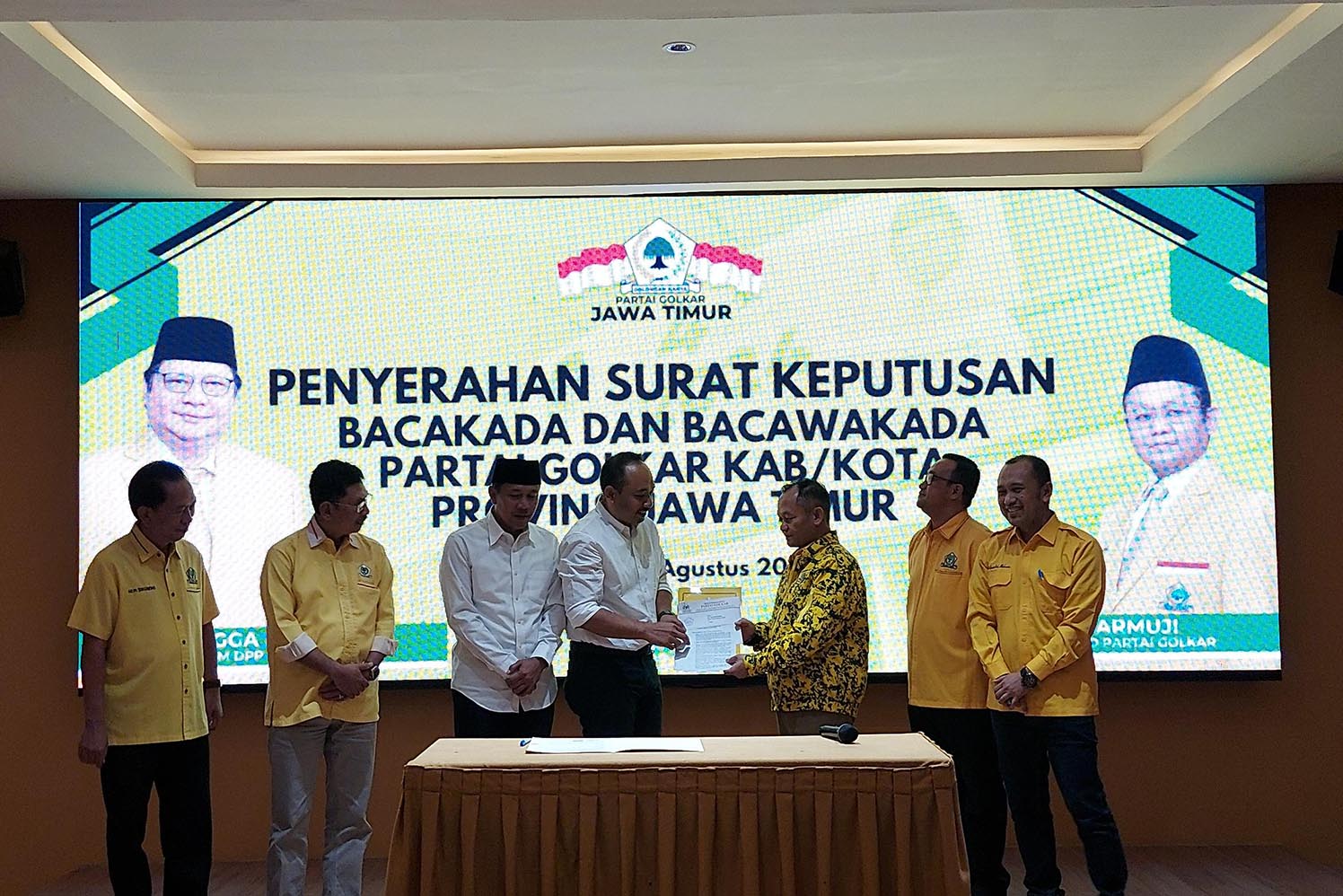 PENYERAHAN DUKUNGAN: Ony menerima rekomendasi untuk Pilkada Ngawi di kantor DPD Golkar awal Agustus lalu.