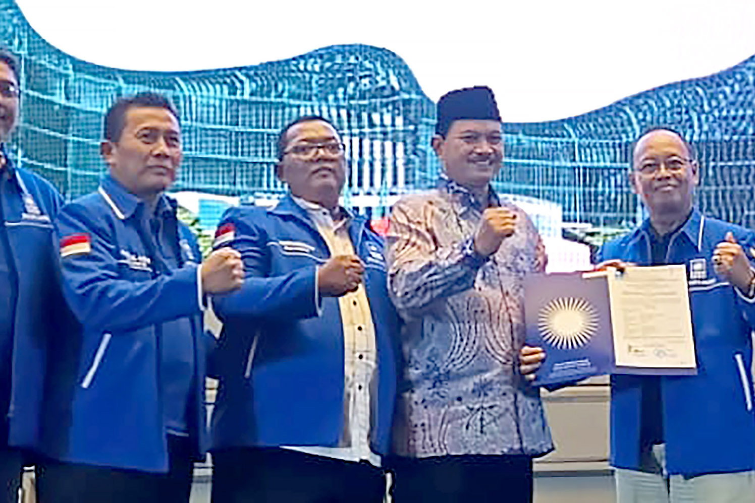 REKOM: Maidi menerima surat rekomendasi model B.1-KWK dari PAN sebagai pasangan bacawali-bacawawali Kota Madiun berduet dengan F Bagus Panuntun di Surabaya, Rabu (21/8).&nbsp;(DPD PAN UNTUK RADAR MADIUN)