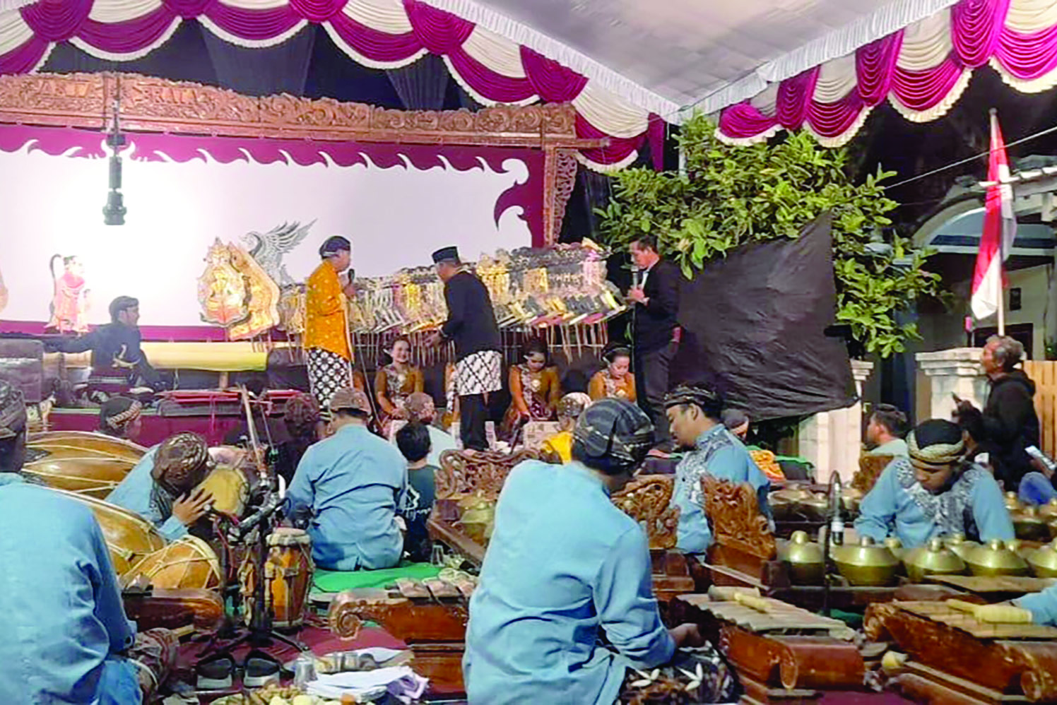SENI BUDAYA: Suasana pagelaran wayang kulit di Dusun Babadan, Desa Dimong. (PEMDES DIMONG/RADAR MADIUN)
