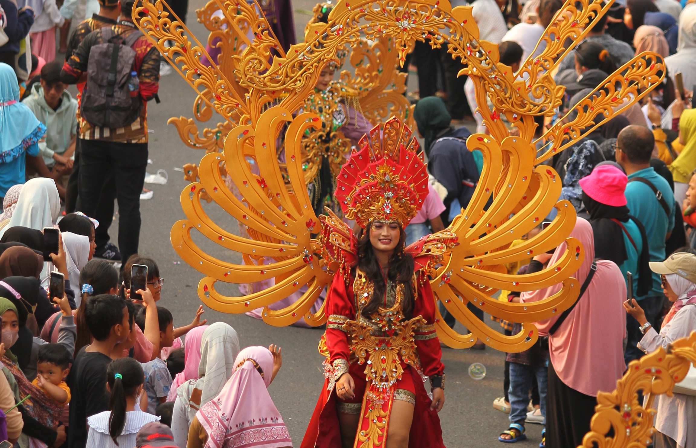 KREATIF: Penampilan peserta Madiun Carnival 2023 lalu.&nbsp;(BAGAS BIMANTARA/JAWA POS RADAR MADIUN)