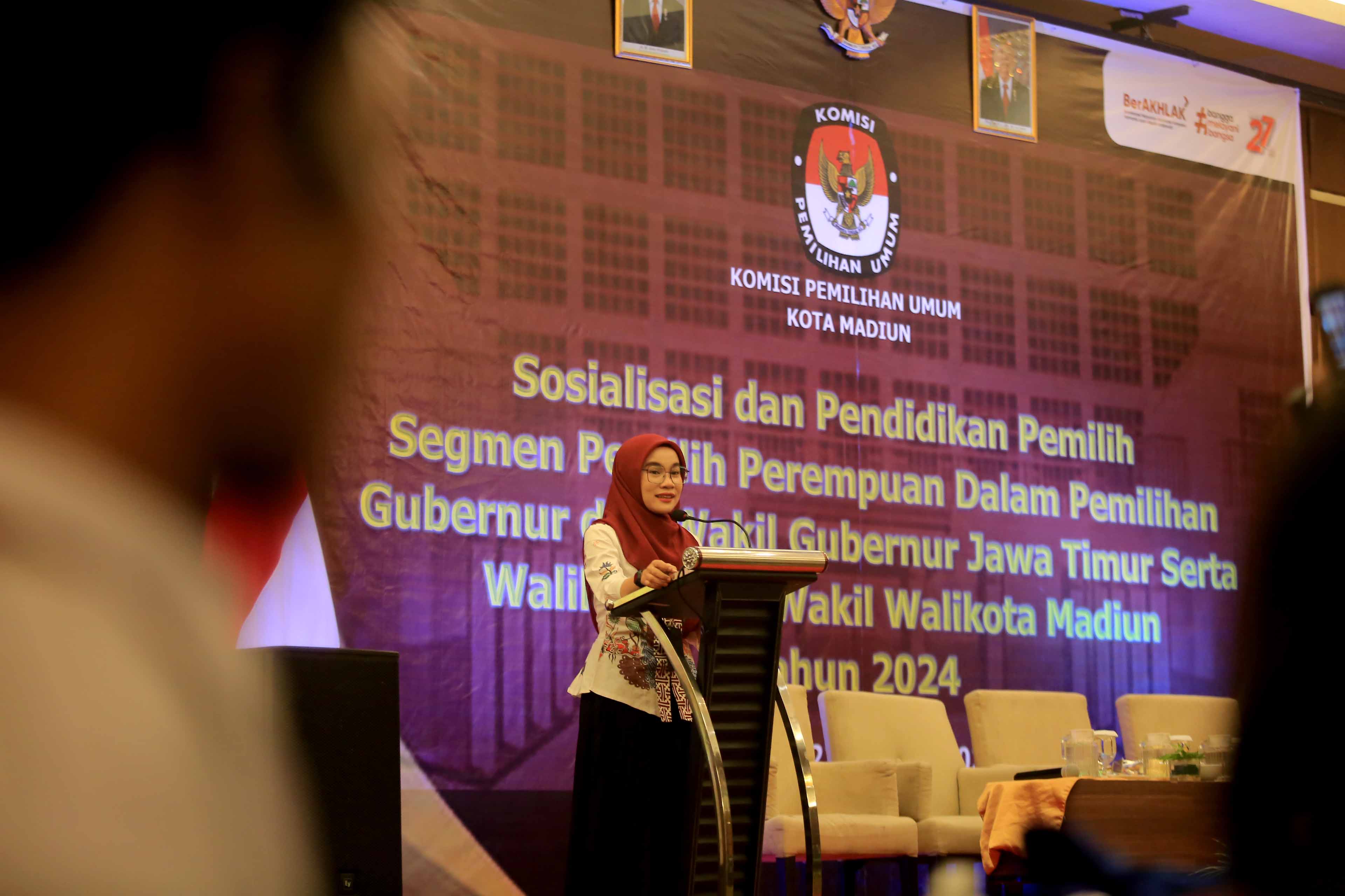 MOTIVASI: Ketua KPU Kota Madiun Pita Anjarsari saat memberikan sosialisasi terhadap peran aktif perempuan dalam pelaksanaan pilkada serentak, Kamis (22/8). (BAGAS BIMANTARA/RADAR MADIUN)