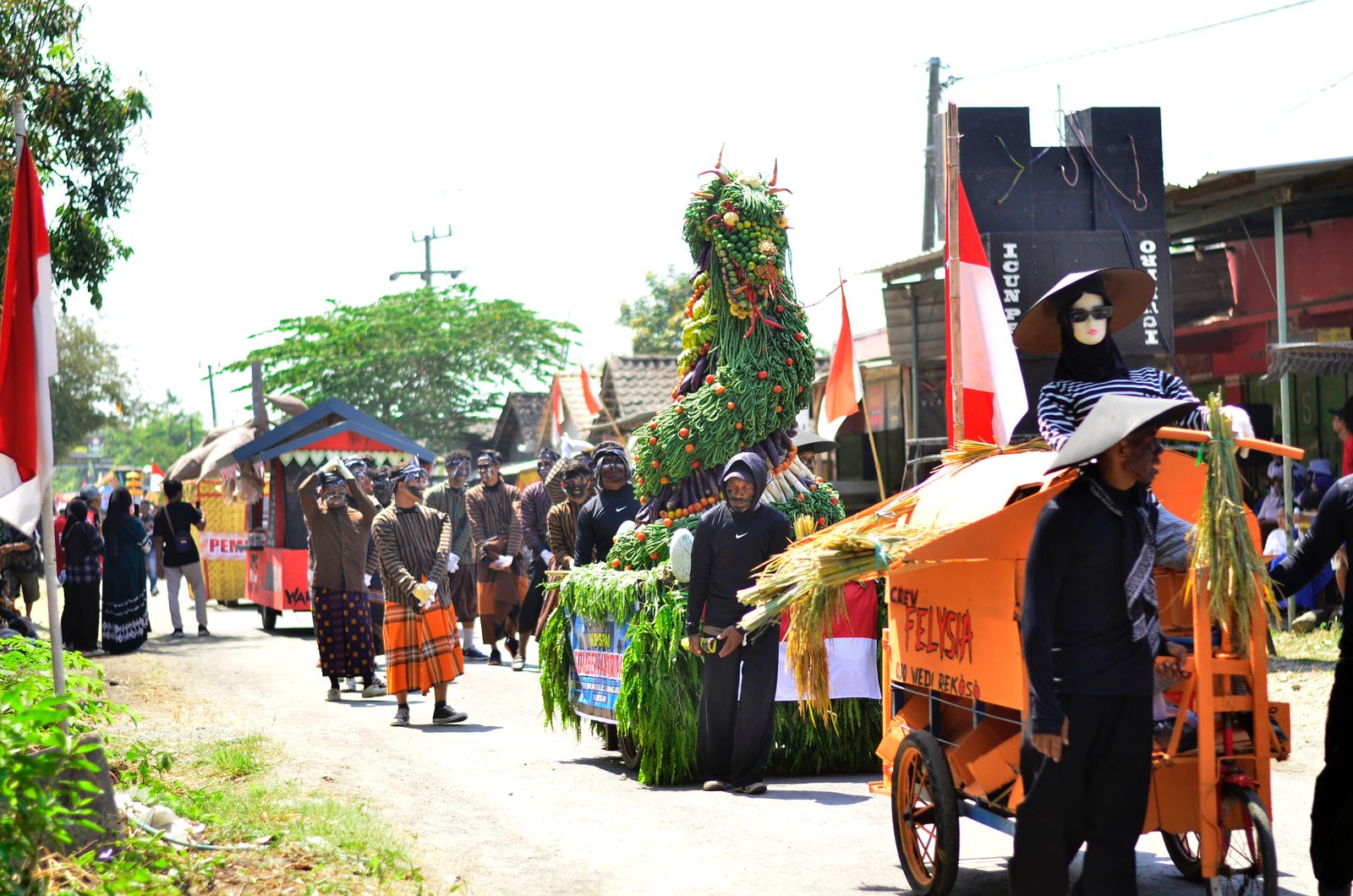 UNIK: Kreasi dari hasil bumi berupa sayur-sayuran yang dirangkai menjadi gunungan berbentuk naga.&nbsp;(PEMDES BRANGOL)