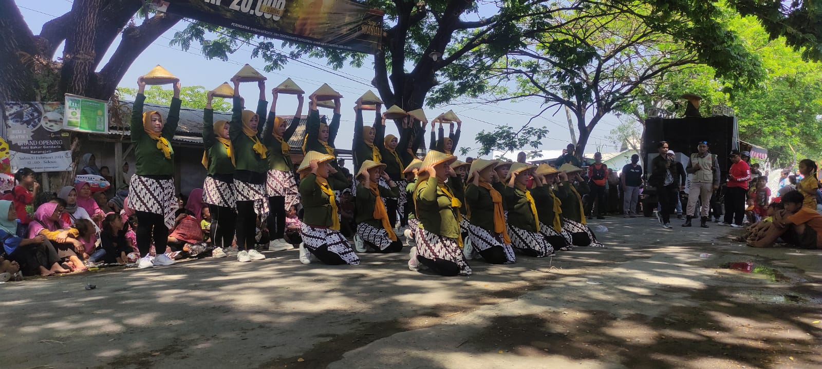 PERFORM: Tim tari dari Laskar Tani kreasi ibu-ibu Desa Brangol menyuguhkan tema cerita pertanian, tampil serempak di depan panggung utama. (PEMDES BRANGOL)