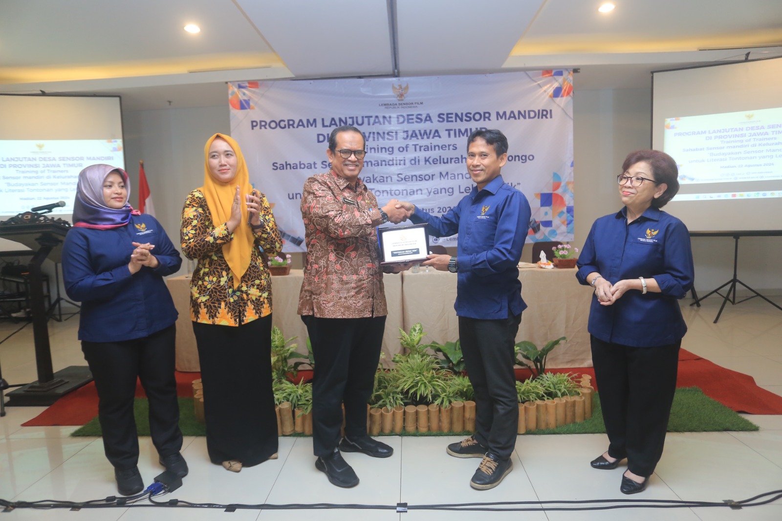 PELATIHAN: Lembaga Sensor Film dan Pemkot Madiun menggelar Training of Trainers Sahabat Sensor Mandiri bagi Kelurahan Winongo, Manguharjo di Hotel Amaris,&nbsp;Kamis (22/8). (BAGAS BIMANTARA/RADAR MADIUN)