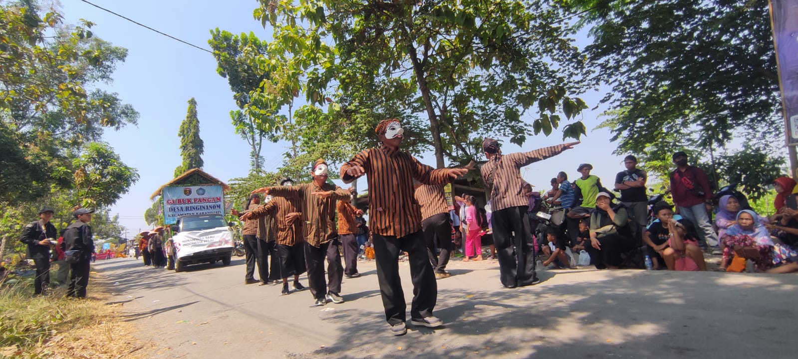 TRADISI LOKAL: Barisan Pentul Melikan Desa Ringinanom turut unjuk gigi.&nbsp;(SATRIO JATI/RADAR MADIUN)