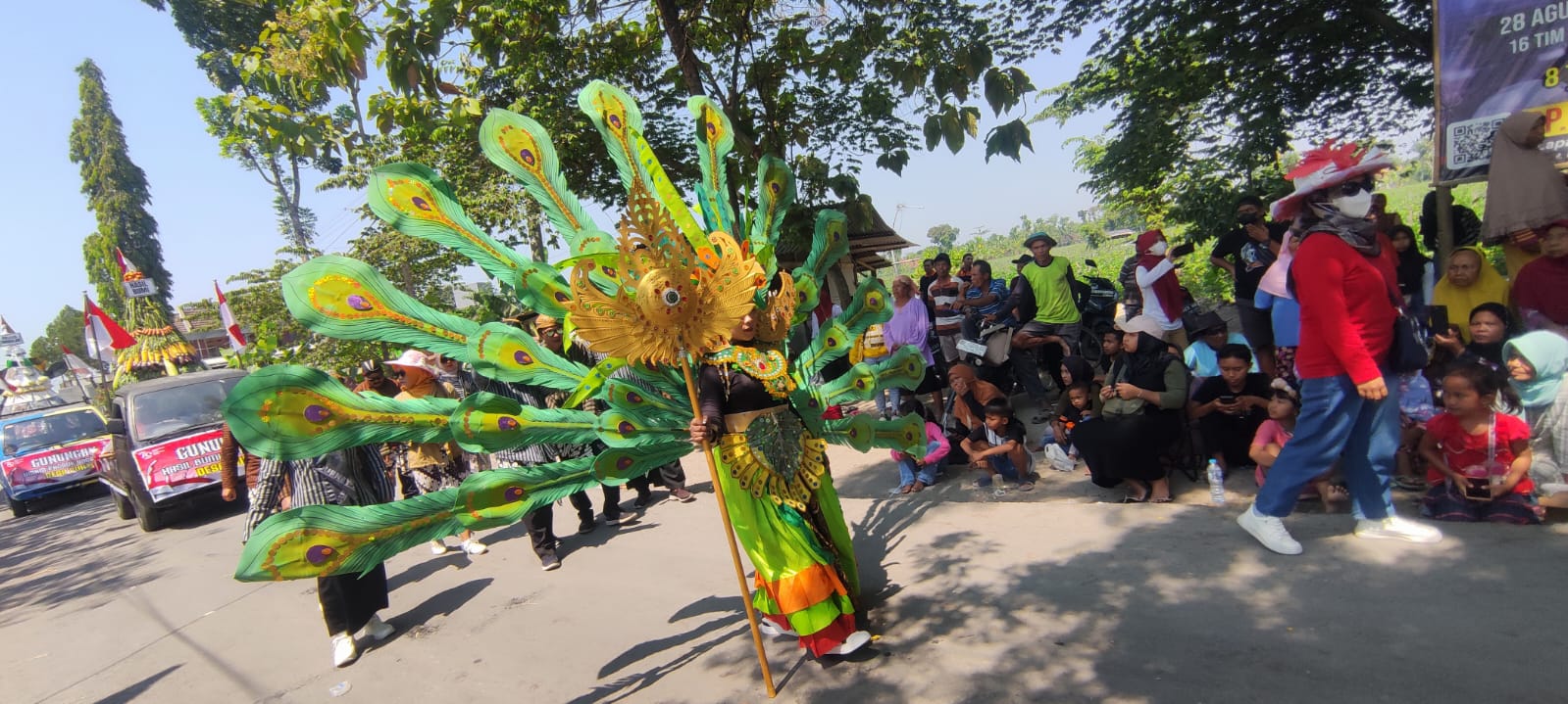 EPIK: Kostum yang dikenakan salah satu peserta karnaval dari Desa Puhti.&nbsp;(SATRIO JATI/RADAR MADIUN)