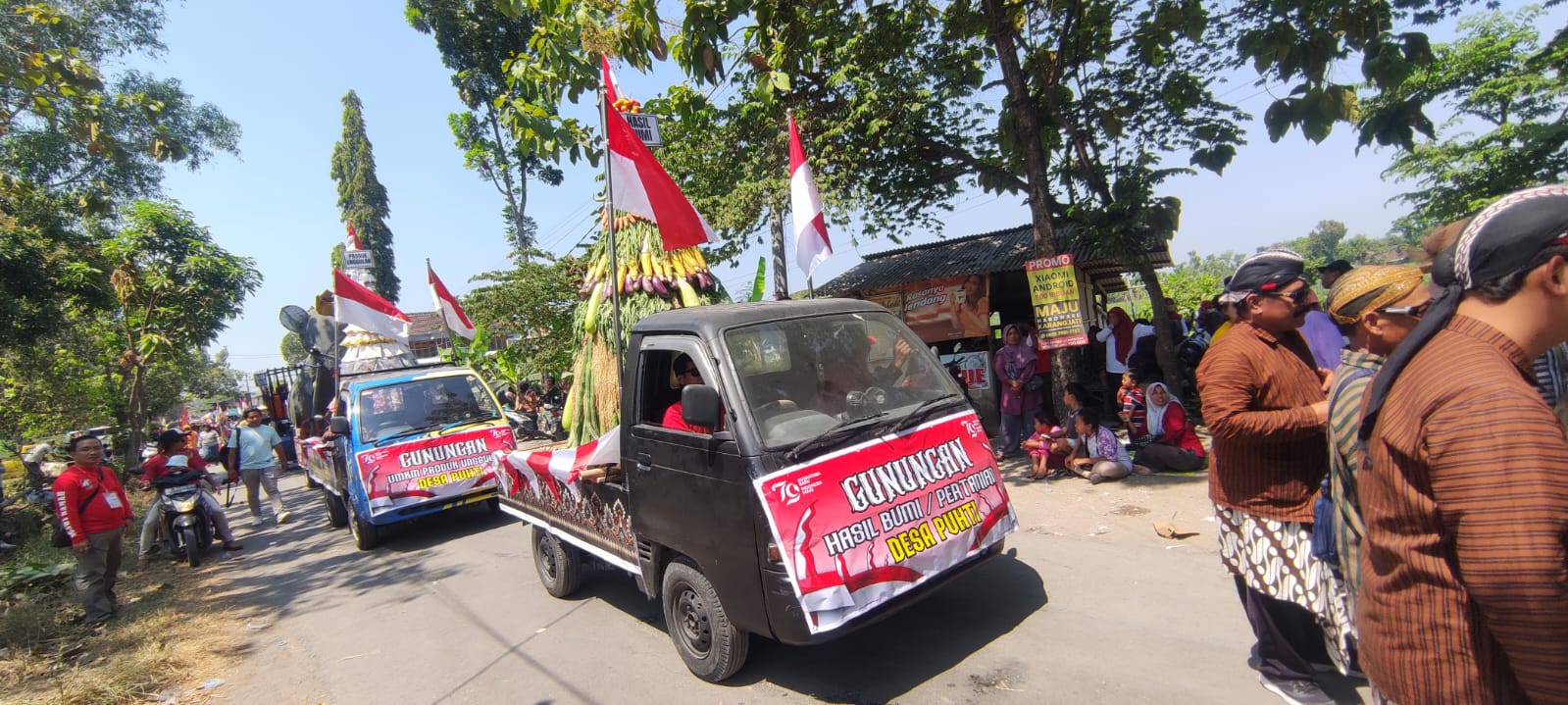 GUNUNGAN: Pemdes Puhti mengarak gunungan hasil bumi dan gunungan UMKM dalam pawai karnaval.&nbsp;(SATRIO JATI/RADAR MADIUN)