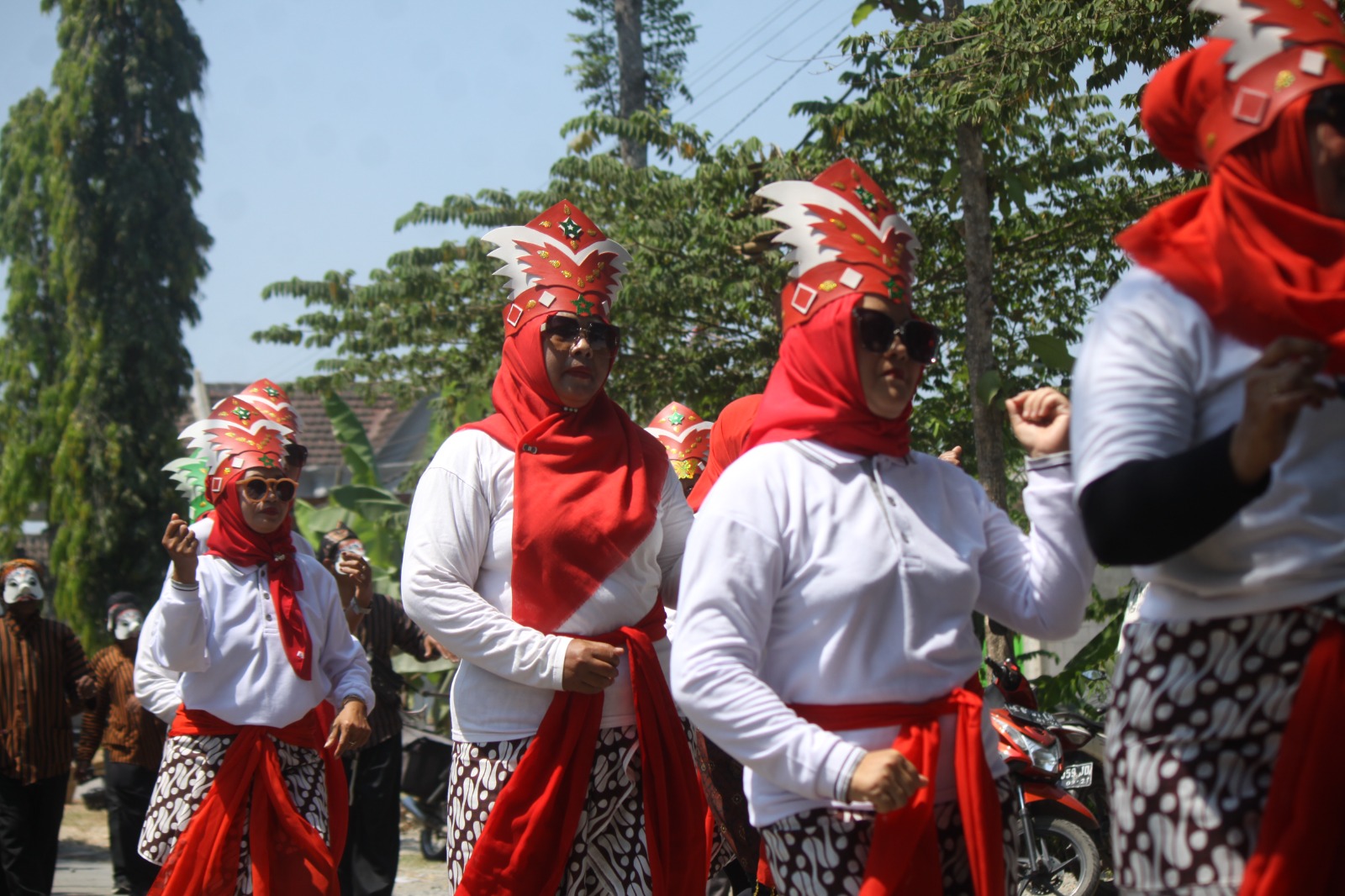 KREATIF: Ibu-ibu komunitas senam aerobik turut andil dalam barisan pawai.&nbsp;(SATRIO JATI/RADAR MADIUN)
