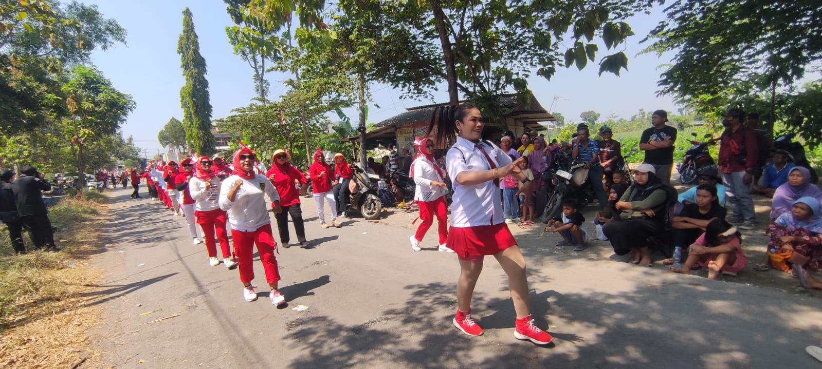 KREASI GERAK: Para Ibu-ibu kader Desa Sawo kompak memeragakan gerak kreasi senam. (SATRIO JATI/RADAR MADIUN)