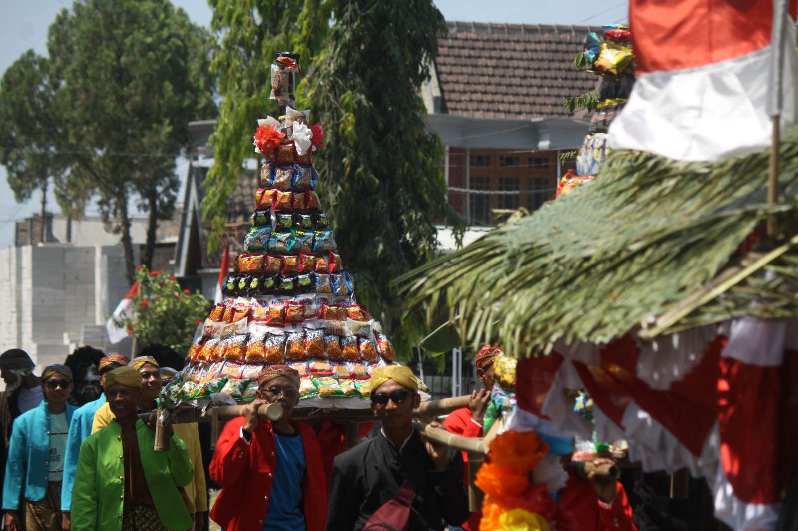 GUNUNGAN: Aneka jajanan yang akan dibagikan ke penonton disusun berupa gunungan.&nbsp;(SATRIO JATI/RADAR MADIUN)