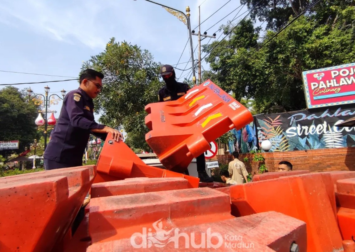 Petugas diahub menyiapkan water barrier untuk rekayasa lalu lintas.