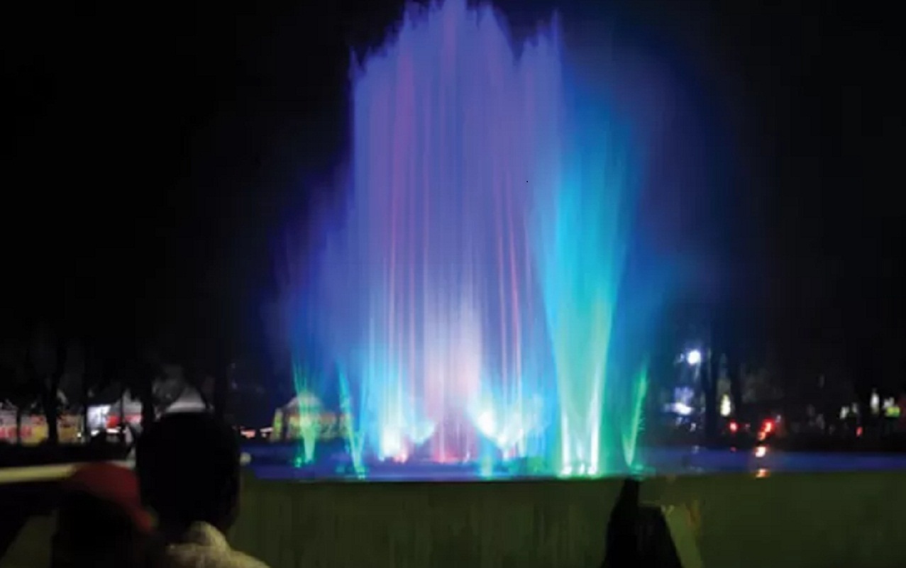 ENDAH: Air mancur Taman Gajah Alun-Alun Kabupaten Karangayar. (DOKUMEN/RADAR SOLO)
