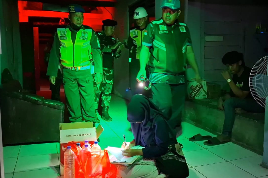 RAZIA: Petugas gabungan melakukan razia pekat dan minol di THM wilayah selatan Kabupaten Madiun dini hari, Jumat (23/8). (DIAN RAHAYU/RADAR MADIUN)
