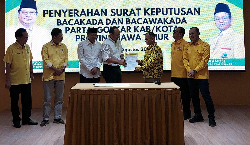 PENYERAHAN DUKUNGAN: Ony menerima rekomendasi untuk Pilkada Ngawi di kantor DPD Golkar awal Agustus lalu.