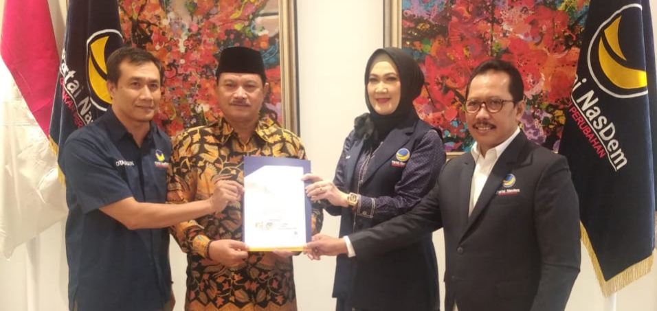 SAH: Maidi menerima rekomendasi formulir persetujuan model B1-KWK dari Nasdem, Sabtu (24/8) untuk bepasangan dengan F Bagus Panuntun di Pilkada Kota Madiun. (NASDEM UNTUK RADAR MADIUN)