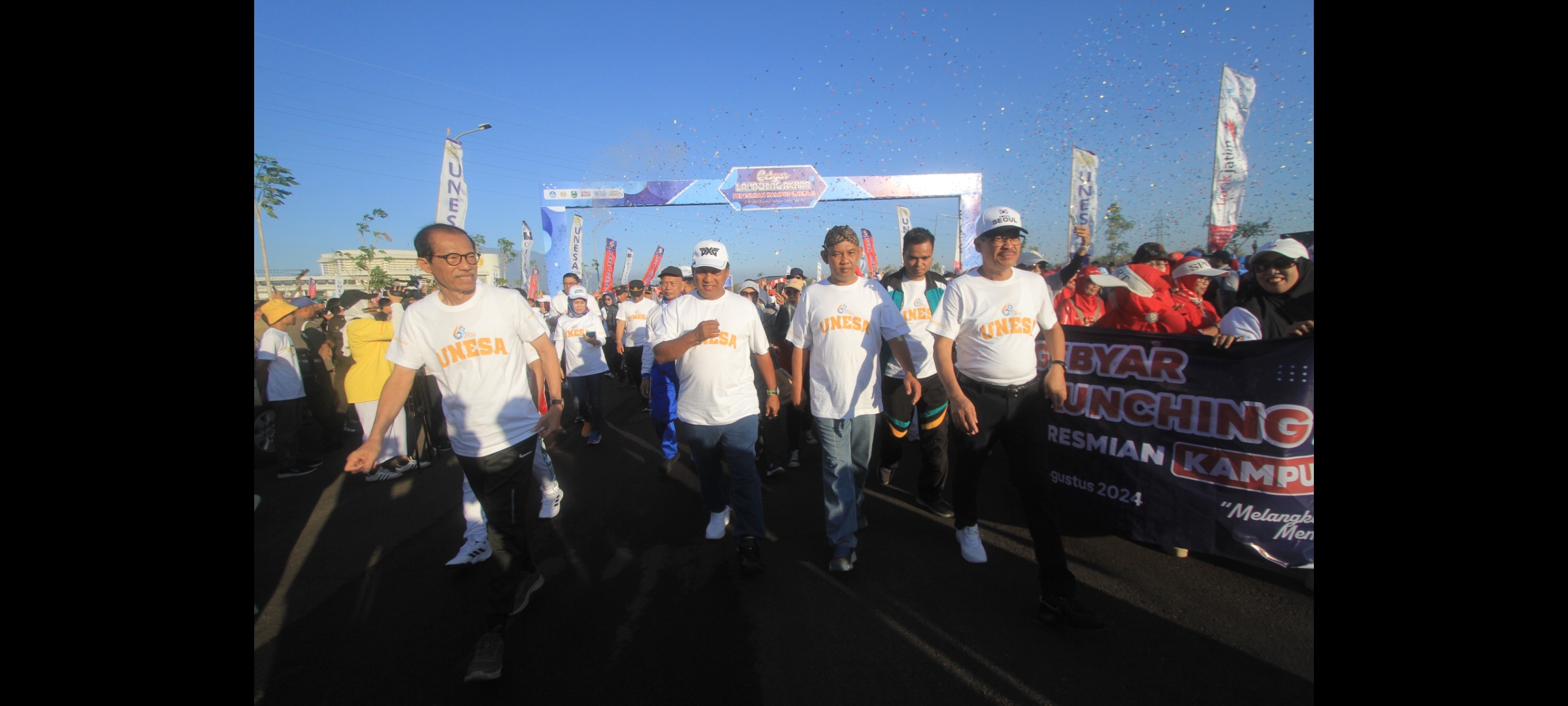 MERIAH: Rektor Unesa Nurhasan, Sekda Magetan Hergunadi, Bupati Periode 2019 -2023 Suprawoto, memberangkatkan ribuan peserta gerak jalan dalam rangkaian Launching Akbar Kampus 5 Unesa Magetan.