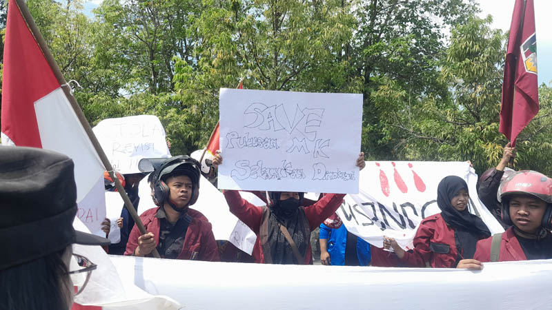 KAWAL PUTUSAN MK: Puluhan mahasiswa berunjuk rasa di kantor DPRD dan KPU Ngawi, Jumat (23/8).