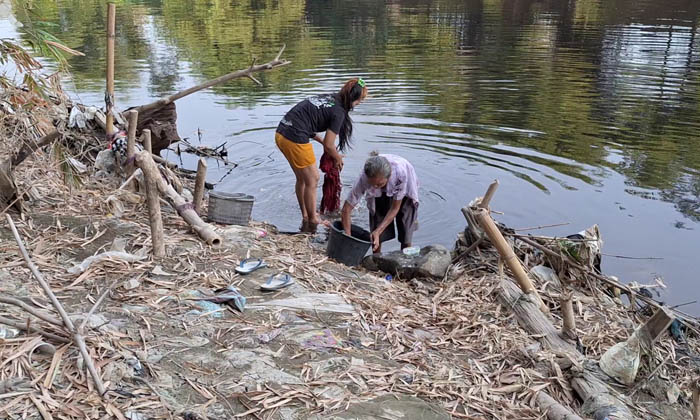 TAK ADA PILIHAN: Sejumlah warga mamanfaat air sungai aliran Bengawan Solo untuk mandi dan cuci pakaian lantaran terdampak kekeringan.