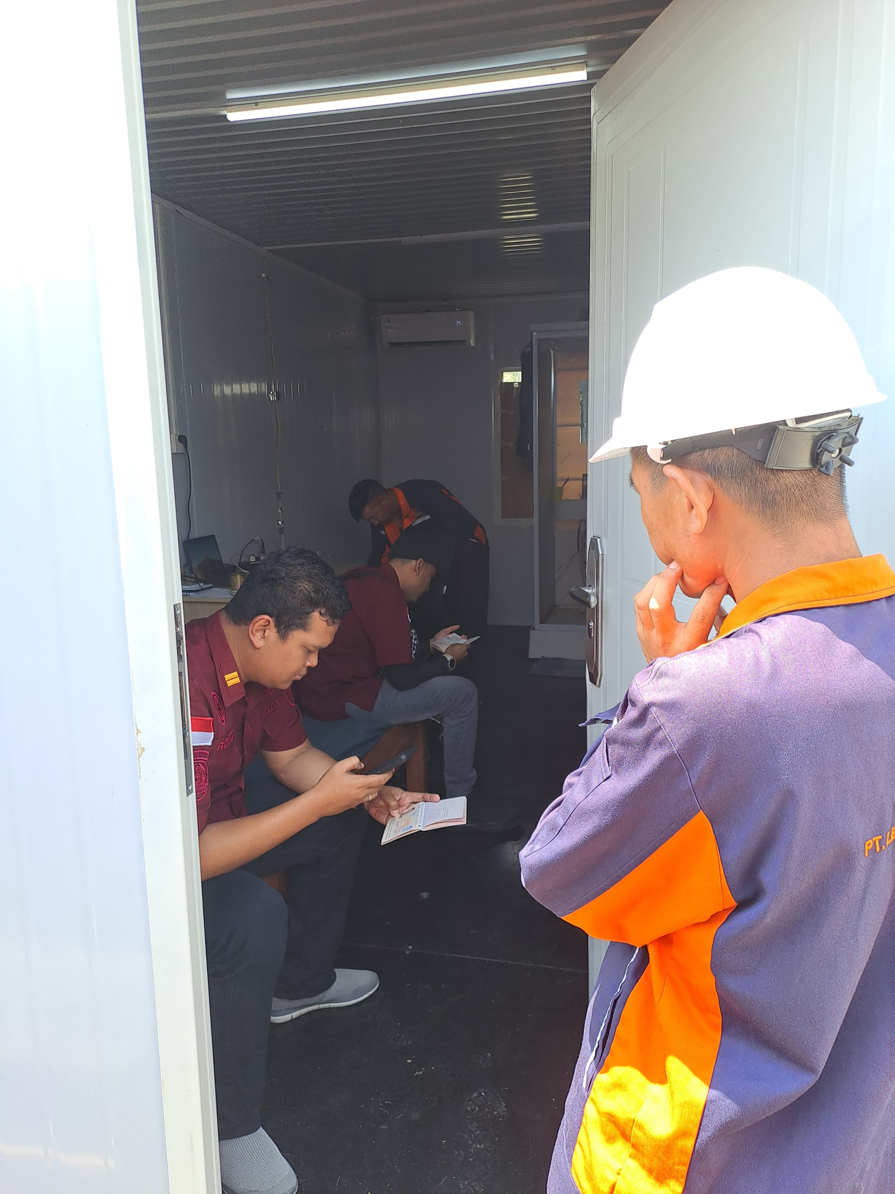 PERIKSA: Kanim Madiun menemukan dugaan pelanggaran keimigrasian di Ngawi, dalam Operasi Jagratara. (KANIM MADIUN)