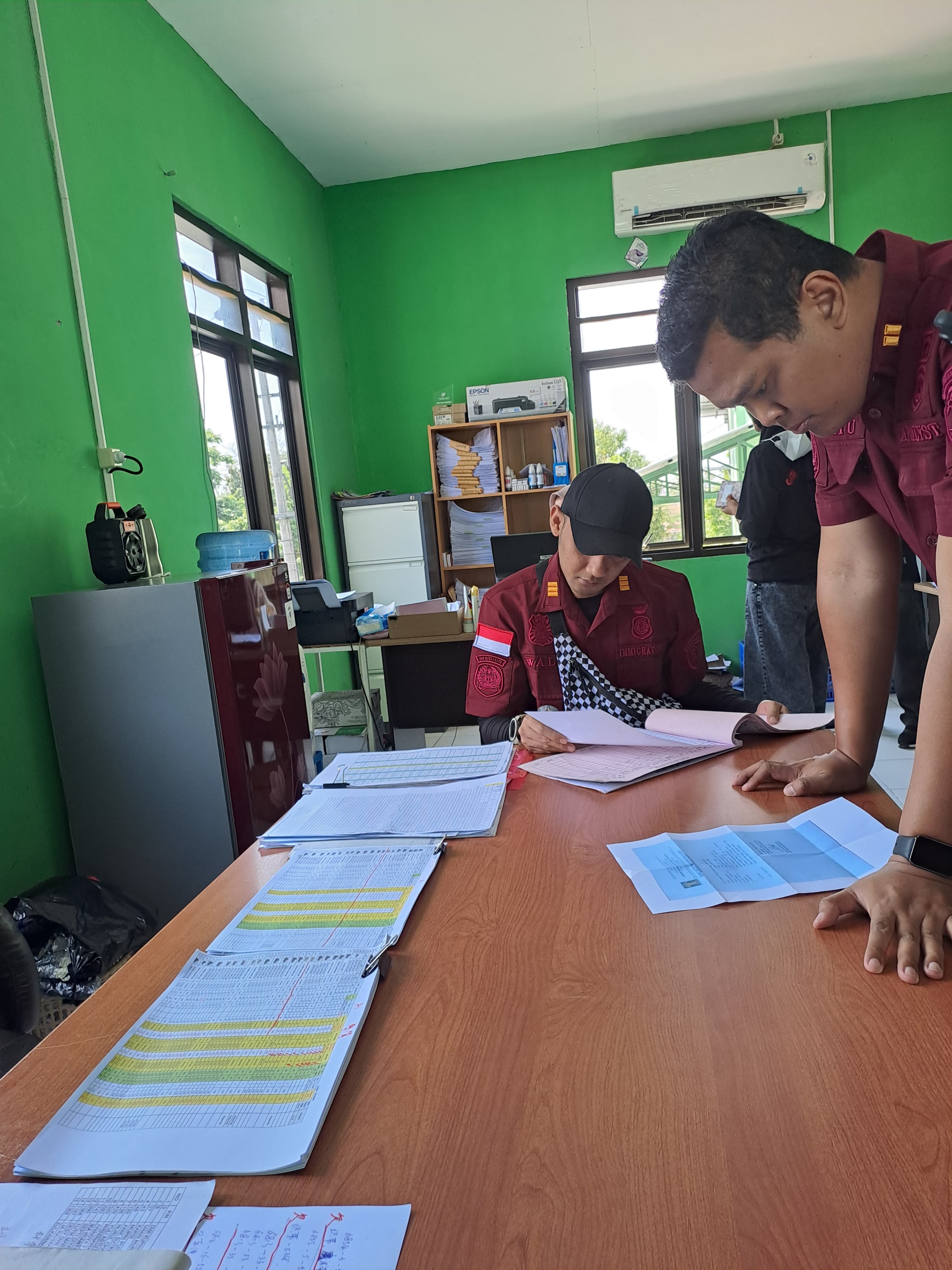 PERIKSA: Kanim Madiun menemukan dugaan pelanggaran keimigrasian di Ngawi, dalam Operasi Jagratara. (KANIM MADIUN)