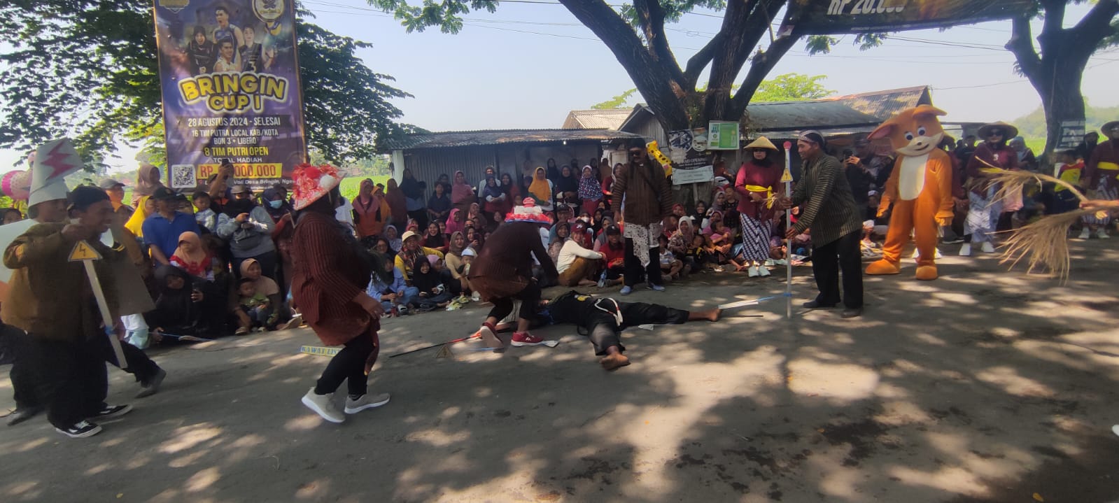 PARODI: Tim parodi Desa Karangjati mementaskan Kisah Negeri Pak Tani yang diserang hama tikus. (SATRIO JATI/RADAR MADIUN)