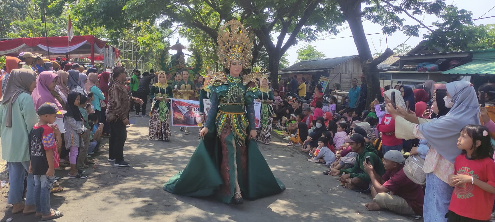 MENAWAN: Maskot barisan Desa Karangjati digambarkan sebagai sosok putri cantik yang dikawal. (SATRIO JATI/RADAR MADIUN)