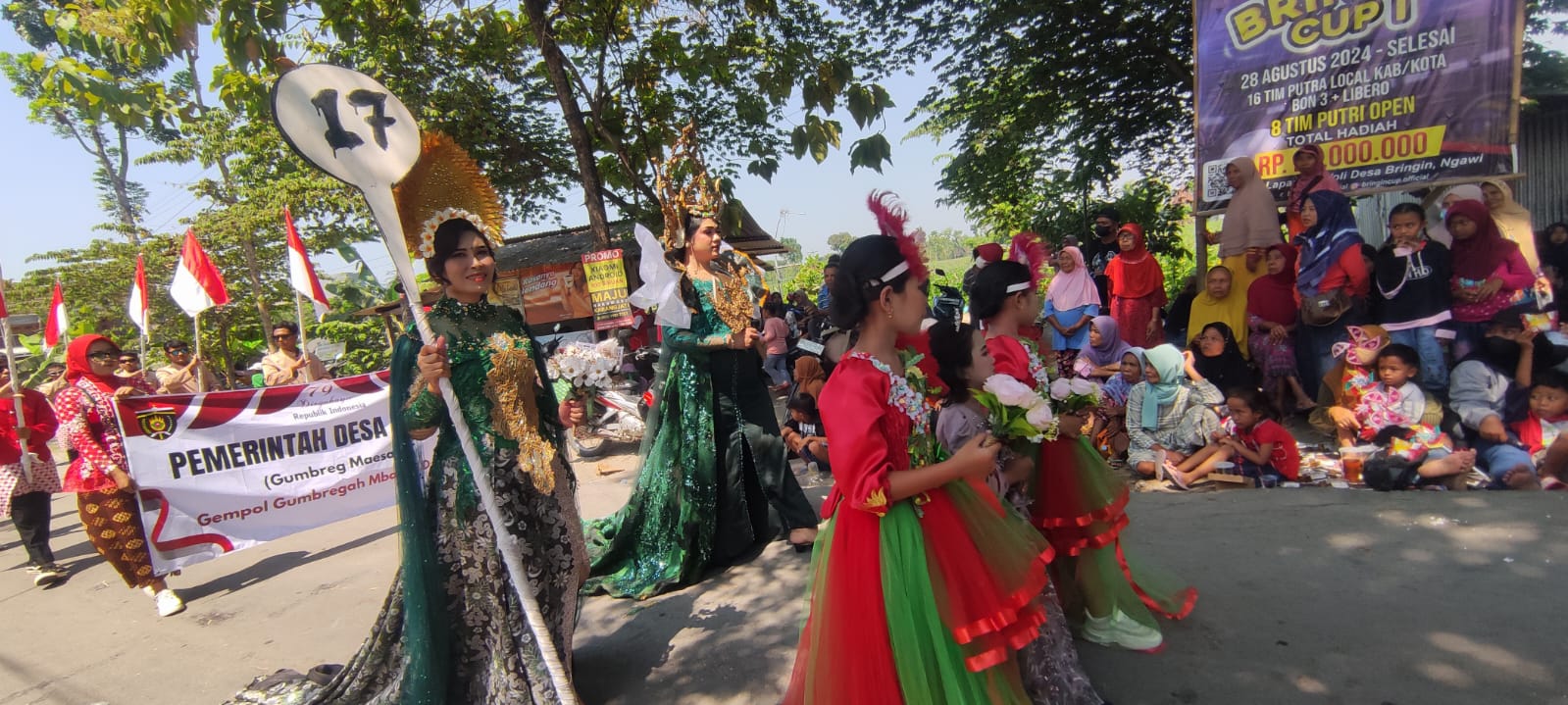 ANGGUN: Maskot barisan karnaval Pemdes Gempol tampil bak ratu dan putri dengan busana mewah nan menawan.&nbsp;(SATRIO JATI/RADAR MADIUN)