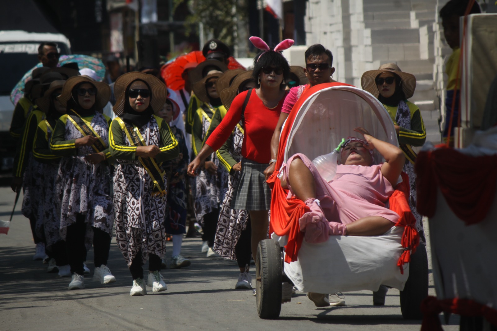 UNIK: Penampilan peserta dari Desa Gempol para kader mengkampanyekan pencegahan stunting pada balita dalam pawai karnaval se-Kecamatan Karangjati (20/8) lalu. (SATRIO JATI/RADAR MADIUN)