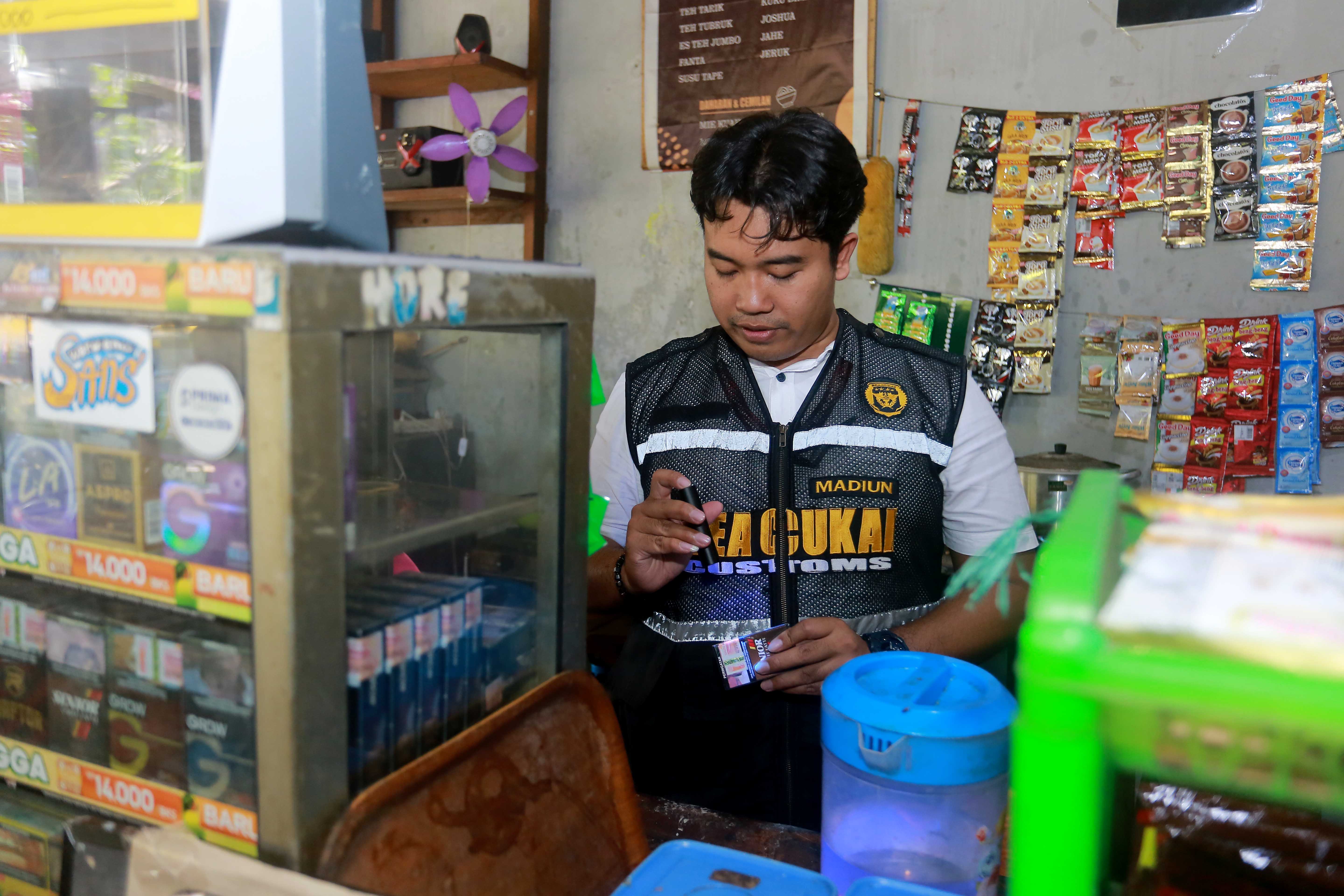 TAK ADA TEMUAN: Dua lokasi menjadi sasaran operasi peredaran rokok ilegal di Kota Madiun kemarin.&nbsp;(BAGAS BIMANTARA/RADAR MADIUN)