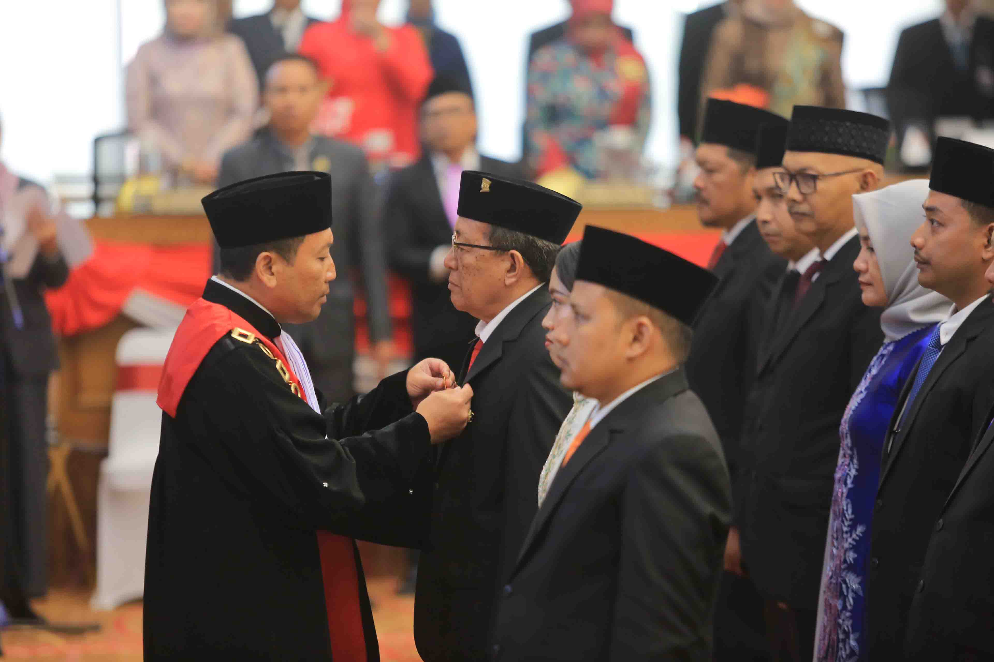 LEGISLATOR: Para anggota DPRD Kota Madiun resmi dilantik untuk masa periode 2024&ndash;2029 di gedung paripurna kemarin (26/8).&nbsp;(BAGAS BIMANTARA/RADAR MADIUN)