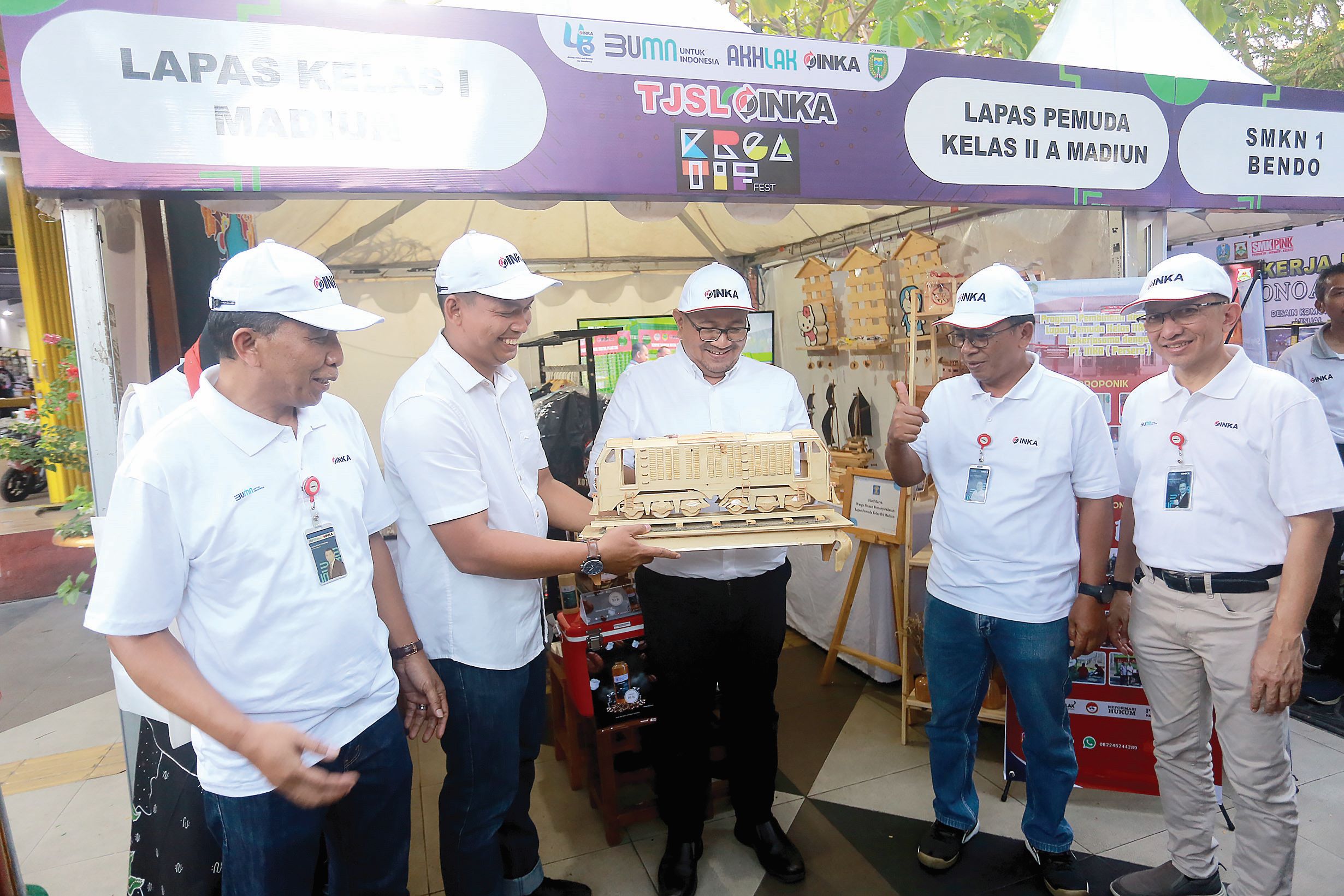 KARYA WABIN: Asisten Deputi Bidang TJSL Kementerian BUMN Edi Eko Cahyono dan Dirut PT INKA (Persero) Eko Purwanto kagumi produk warga binaan Lapas Kelas I Madiun dan Lapas Pemuda Madiun.