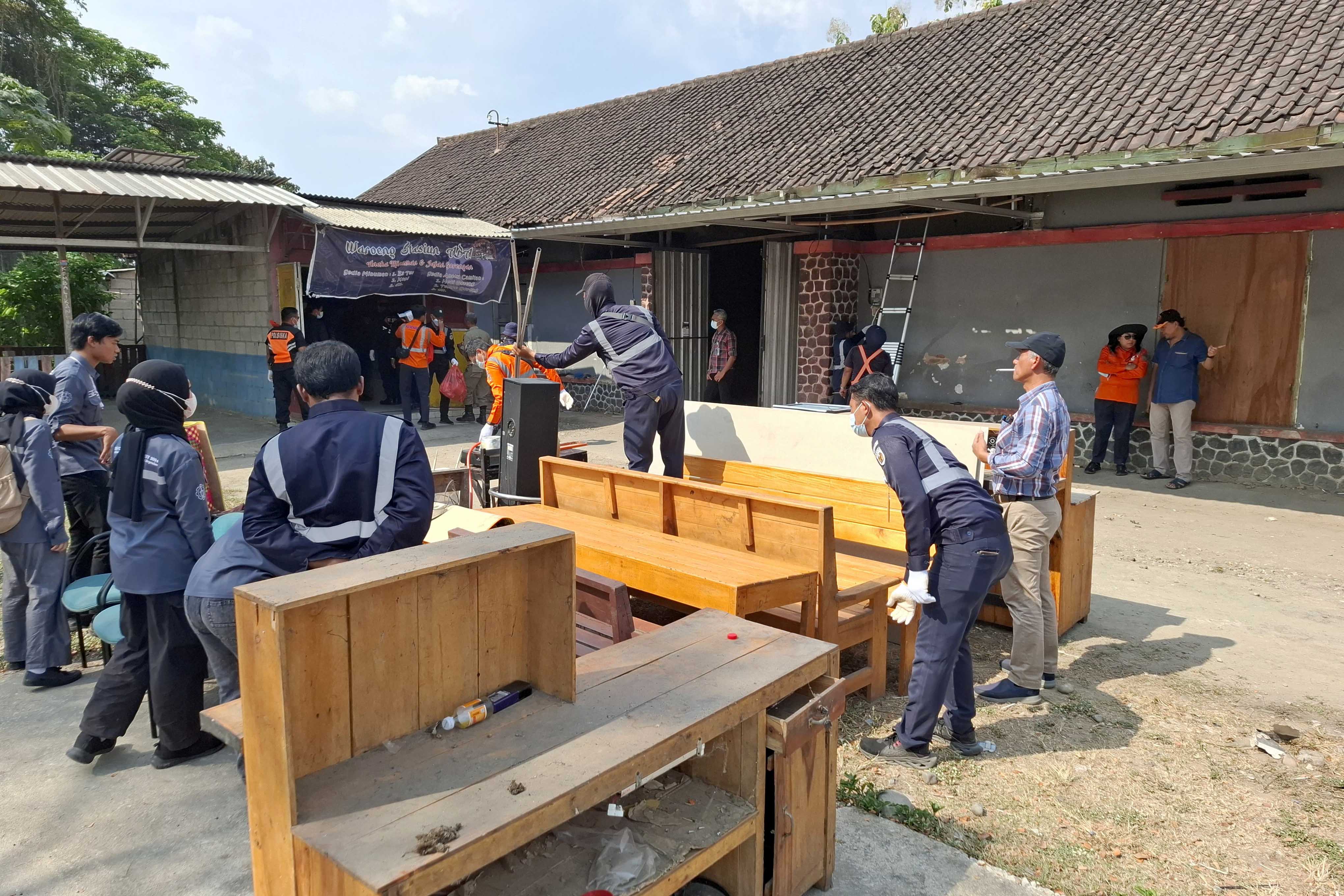 STERIL: Petugas PT KAI melakukan pembongkaran bangunan di kawasan eks Stasiun Pagotan, Jumat (23/8) lalu. (PT KAI DAOP 7 MADIUN)