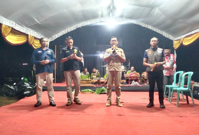 EDUKASI: Para pemateri sosialisasi undang-undang tentang cukai di acara Mukti Aji Dadi Siji, Jumat malam.